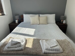 1 soverom, skrivebord, strykejern/-brett og reiseseng for barn