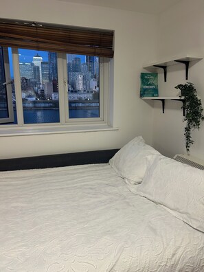 1 bedroom, desk, iron/ironing board, travel crib - Beautiful view Apt
Near Canary Wharf (London)