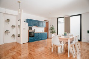 Kühlschrank, Mikrowelle, Ofen, Wasserkocher mit Kaffee-/Teezubehör