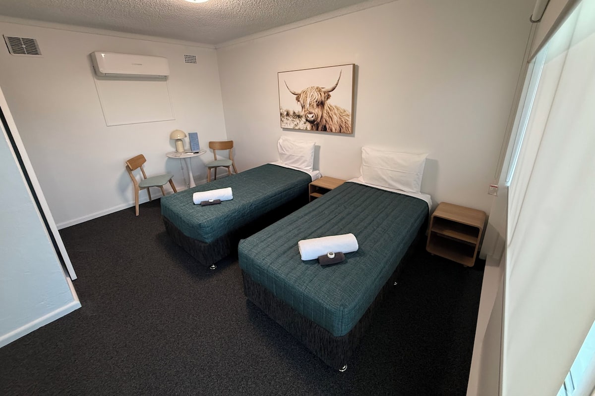 Desk, laptop workspace, WiFi (free), bed sheets