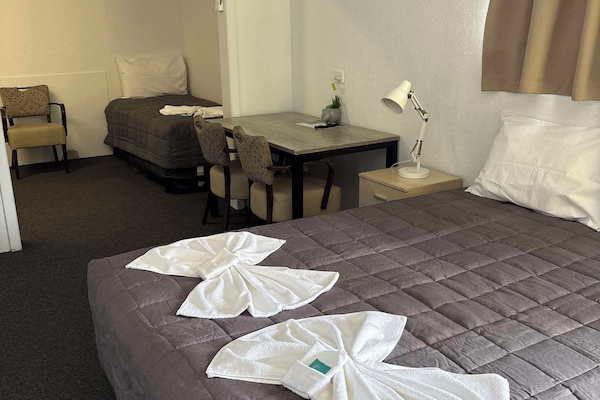 Suite | Desk, laptop workspace, free WiFi, bed sheets
