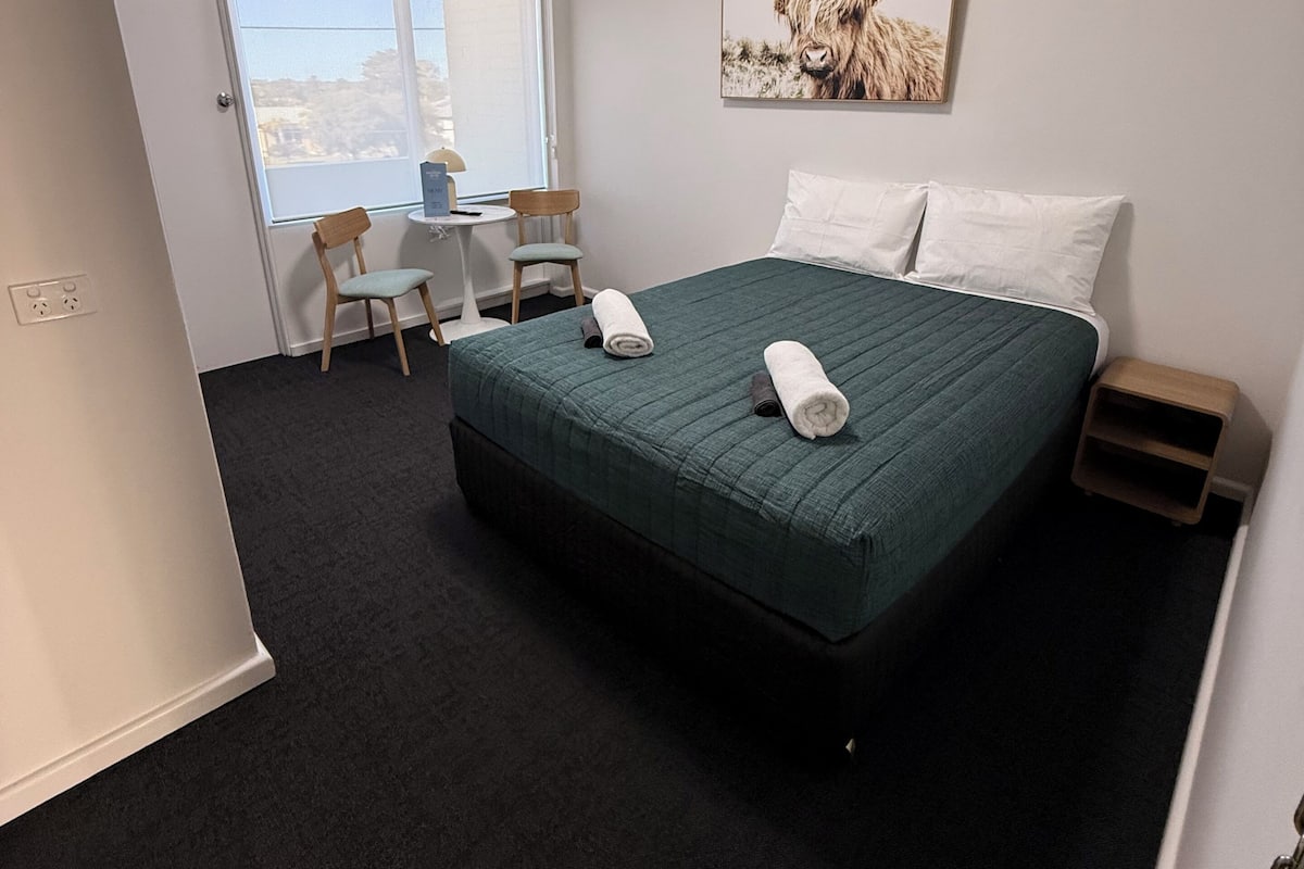 Desk, laptop workspace, WiFi (free), bed sheets