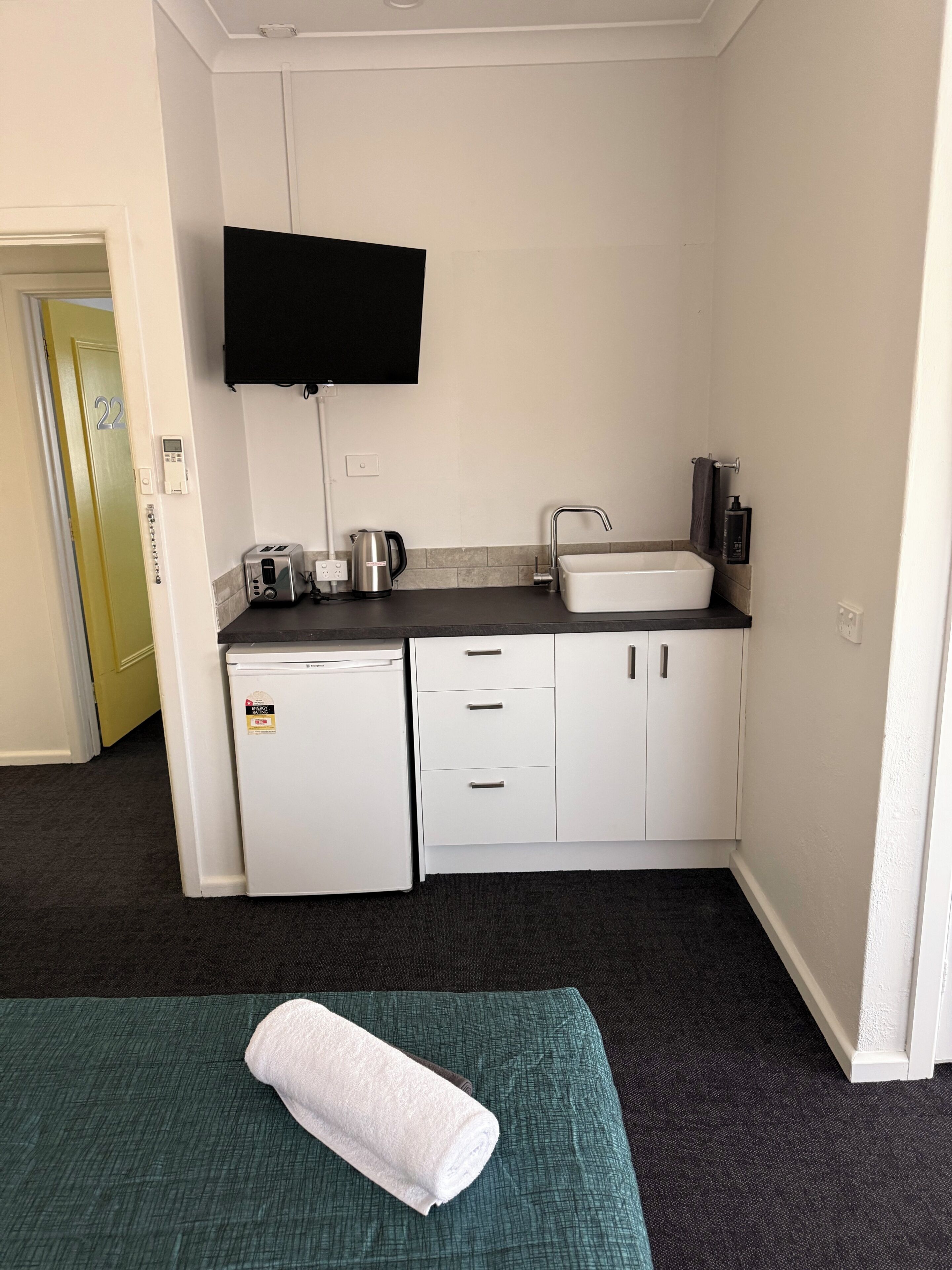 Basic Triple Room | In-room dining