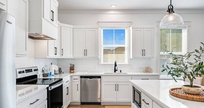 5 Bedrooms w/ Private Pool Near Beach & Lake!