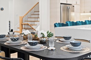 Dining - Family Home 20min to dwtn.Boston with Game room, fire pit, Projector 6BR 5.5Bath (Waltham)