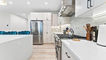 Een koelkast, een magnetron, een oven, een kookplaat