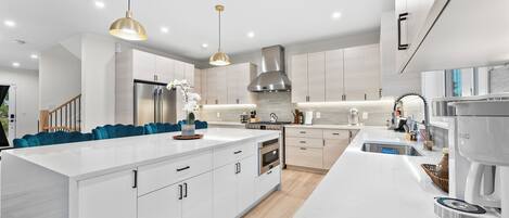 Refrigerador, microondas, horno y parrilla de estufa