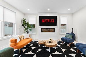 Smart TV, fireplace, ping pong, computer monitors - Family Home 20min to dwtn.Boston with Game room, fire pit, Projector 6BR 5.5Bath (Waltham)