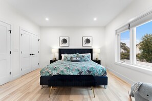 6 Schlafzimmer, Schreibtisch, Bügeleisen/Bügelbrett, Reisekinderbett