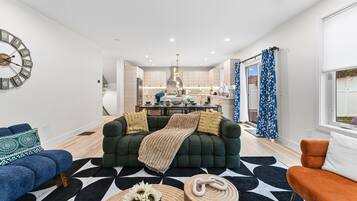 Een smart-tv, een open haard, een tafeltennistafel en een computerscherm