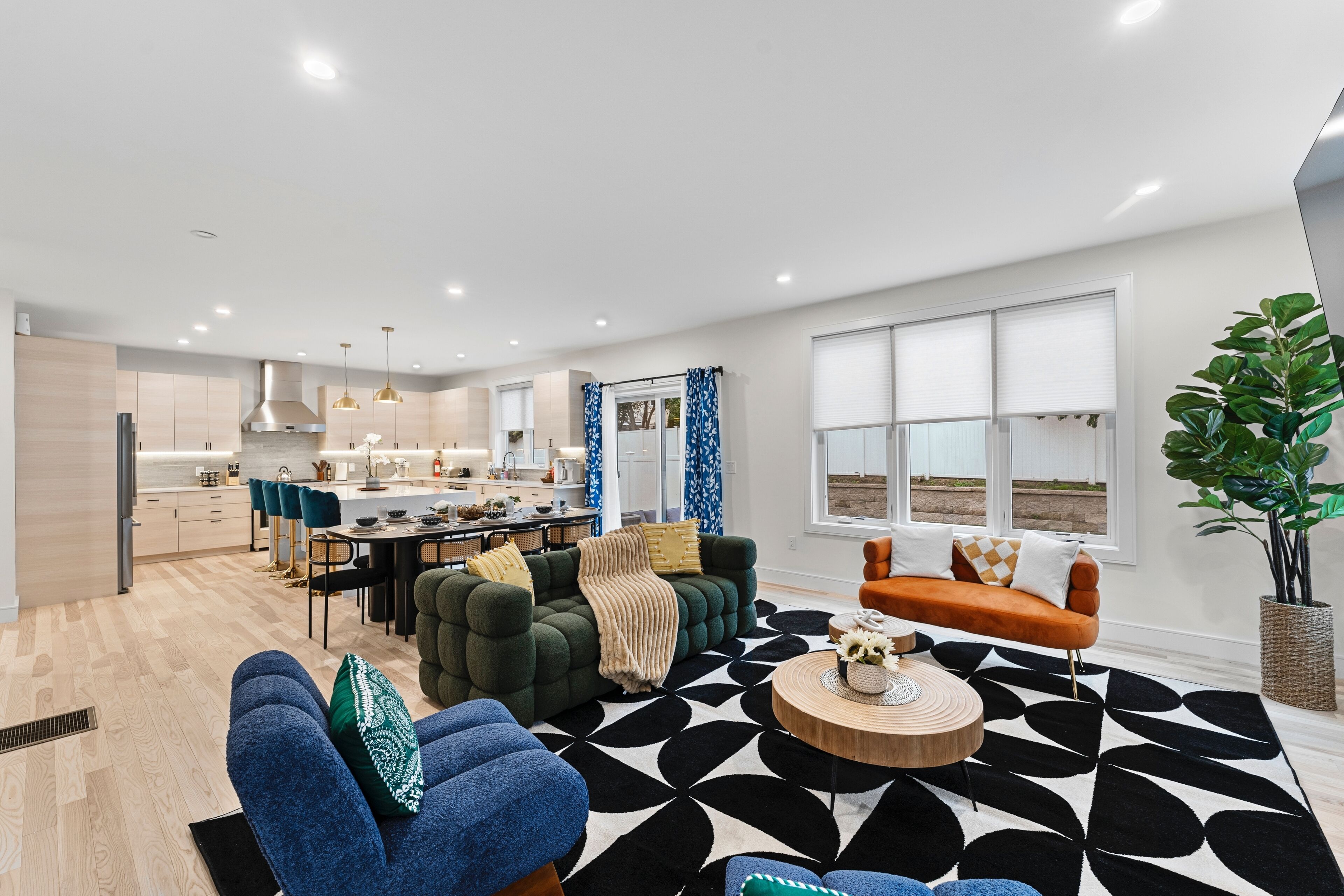 Smart TV, caminetto, tavolo da ping pong, monitor per computer