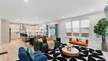 Smart TV, caminetto, tavolo da ping pong, monitor per computer