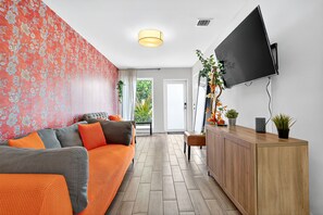 Smart TV - Entire 3-bedroom house in the Heart Of Miami Close to Airport and Down town (Miami)