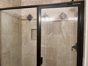 Een douche, een haardroger, handdoeken, zeep
