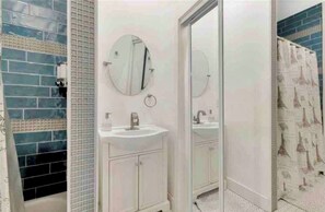 Shower, hair dryer, towels, soap - Charming 2-bedroom house with AC and WiFi in cool Houston (Houston)