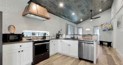 Charming 2-bedroom house with AC and WiFi in cool Houston