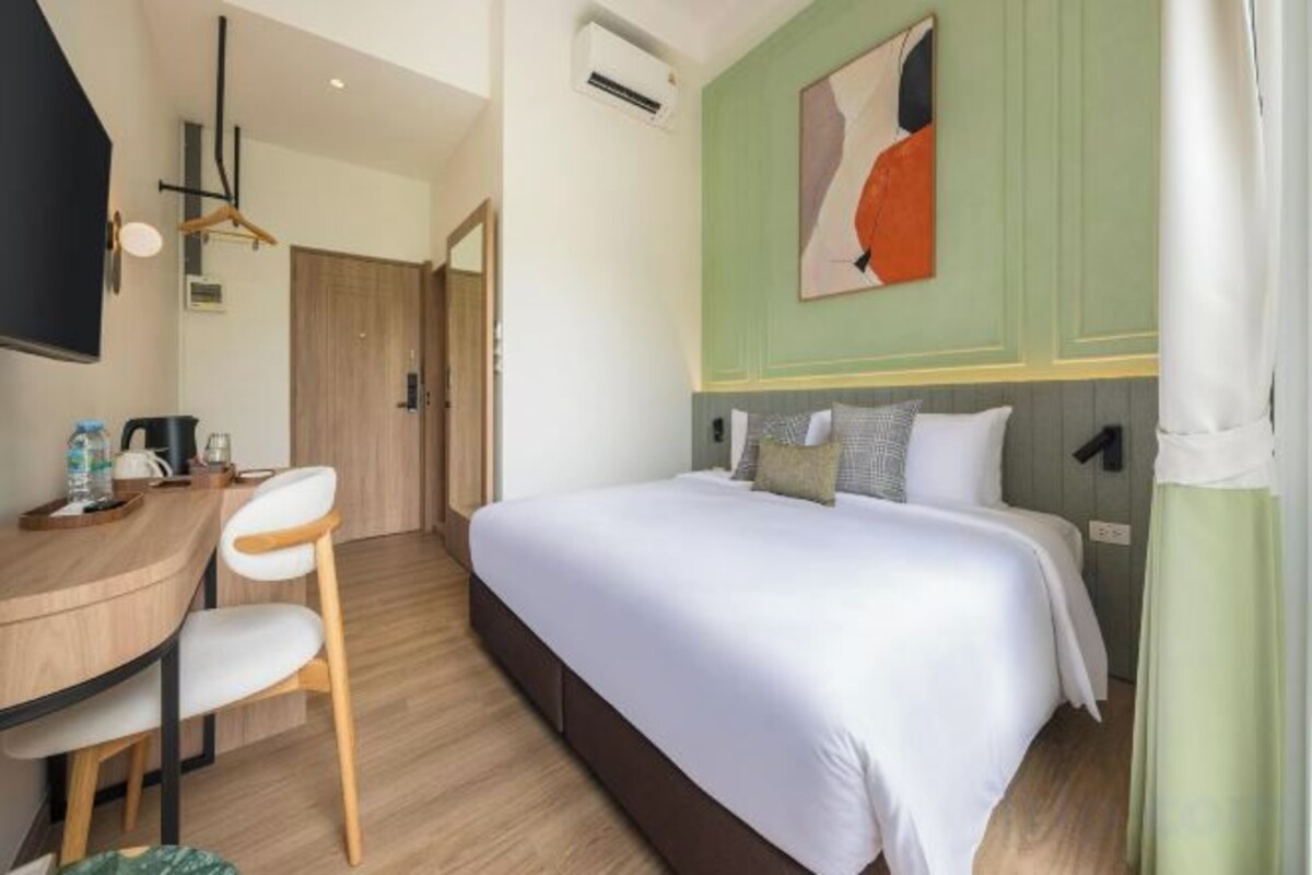 Minibar, in-room safe, desk, blackout curtains