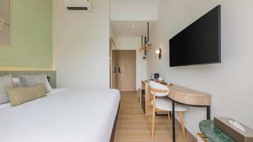 Deluxe Double Room with Balcony | Minibar, in-room safe, desk, blackout drapes