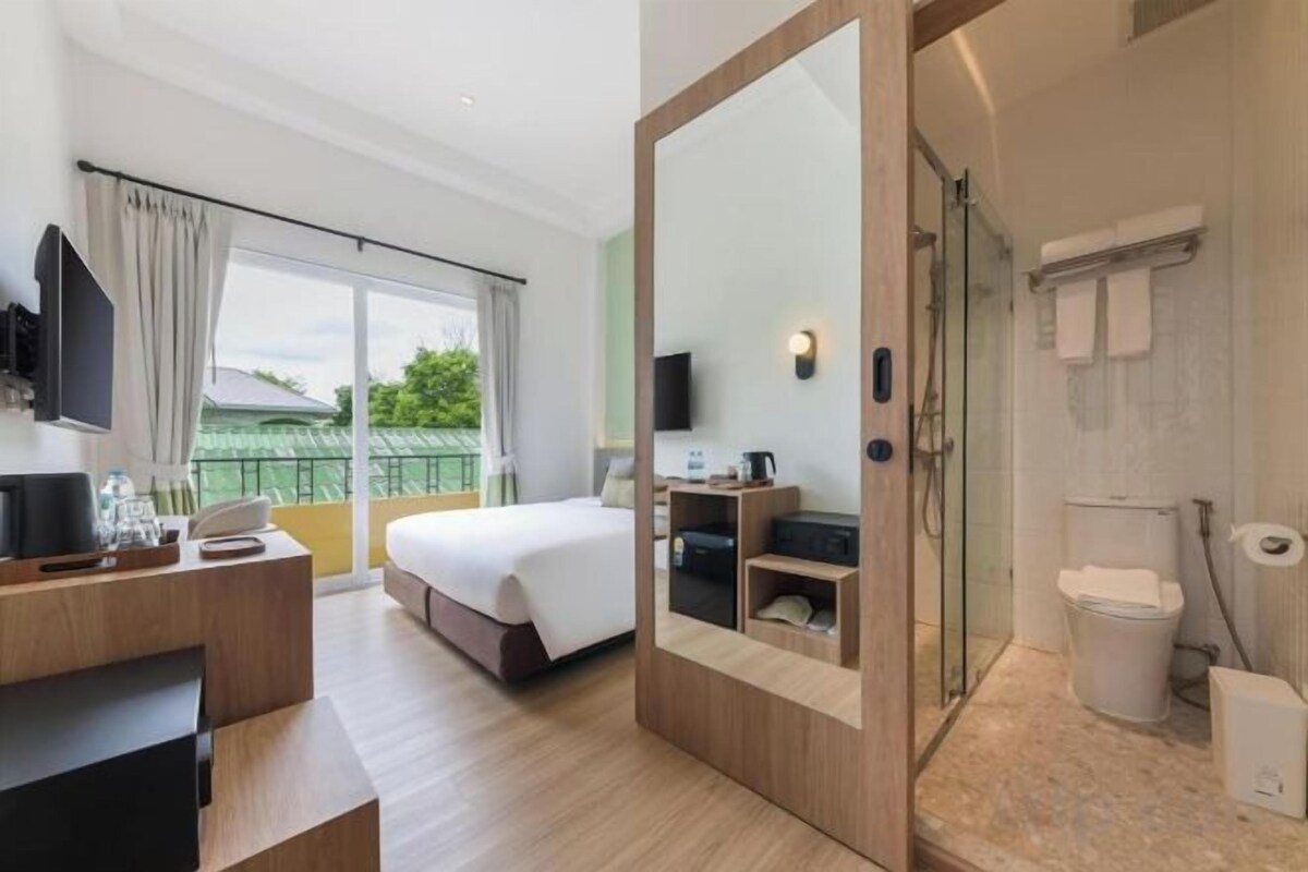 Minibar, caja de seguridad en la habitación y escritorio 