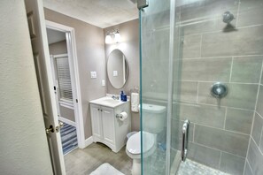 Shower, hair dryer, towels, soap - Only 5 Min to Medical Center - Studio (Houston)