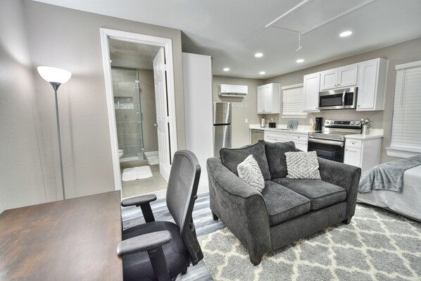 Interior - Only 5 Min to Medical Center - Studio (Houston)