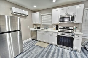 Fridge, microwave, oven, stovetop - Only 5 Min to Medical Center - Studio (Houston)