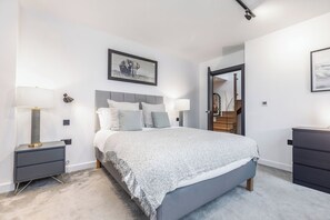 3 chambres, bureau, fer et planche à repasser, lit de bébé portatif