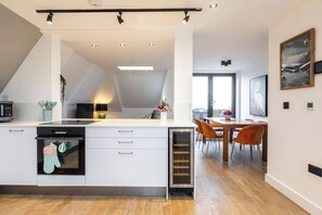 Réfrigérateur, four à micro-ondes, un four, surface de cuisson
