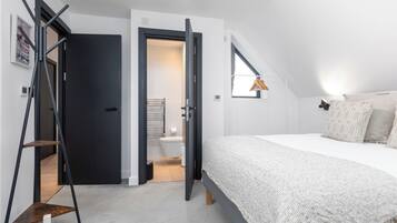 3 bedrooms, iron/ironing board, travel crib, WiFi