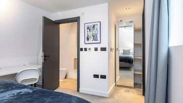 3 bedrooms, desk, iron/ironing board, travel cot