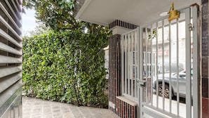 Una entrada con puerta y un camino de baldosas que lleva a un edificio.