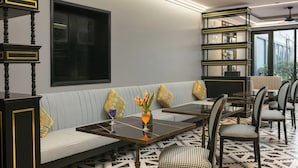 Un intérieur moderne avec un canapé, des tables à manger et des chaises.