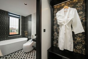 Artículos de higiene personal gratuitos, secador de pelo y zapatillas