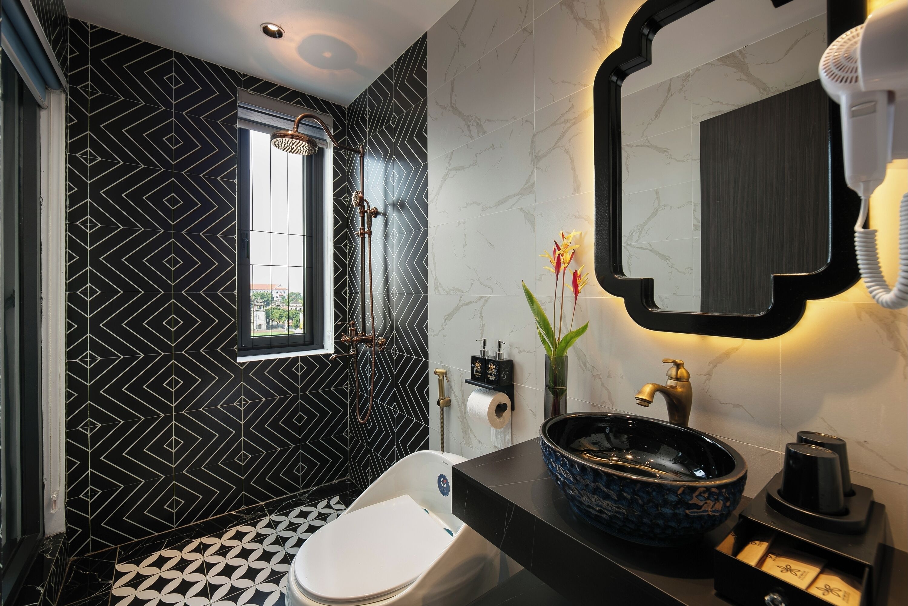 Habitación Deluxe doble, vistas al lago | Baño | Artículos de higiene personal gratuitos, secador de pelo y zapatillas