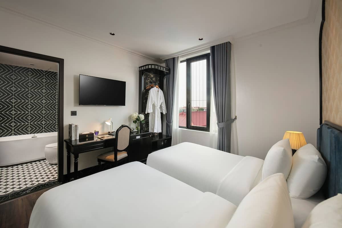 Deluxe Twin kamer, uitzicht op meer | Een kluis op de kamer, een bureau, gratis wifi