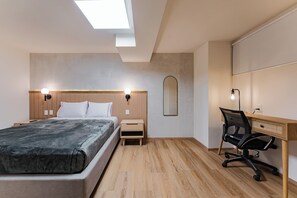 1 slaapkamer, een bureau, een strijkplank/strijkijzer, reisbedje