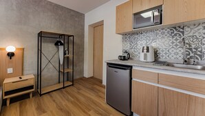 Una cocina moderna con armarios de madera, microondas integrado y lavavajillas de acero inoxidable.