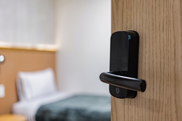 1 slaapkamer, een bureau, een strijkplank/strijkijzer, reisbedje