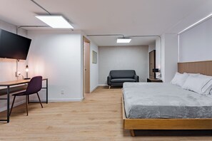 1 quarto, escrivaninha, ferros/tábuas de passar roupa, berço de viagem