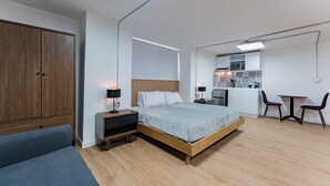Ein modernes Schlafzimmer mit Bett, Nachttischen, einem Kleiderschrank, einem Schreibtisch und einem Stuhl.