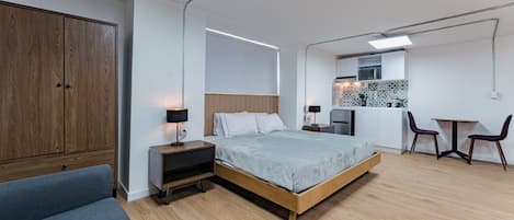 1 sovrum, skrivbord, strykjärn/strykbräda och resesäng