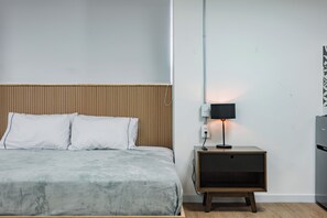 1 quarto, escrivaninha, ferros/tábuas de passar roupa, berço de viagem