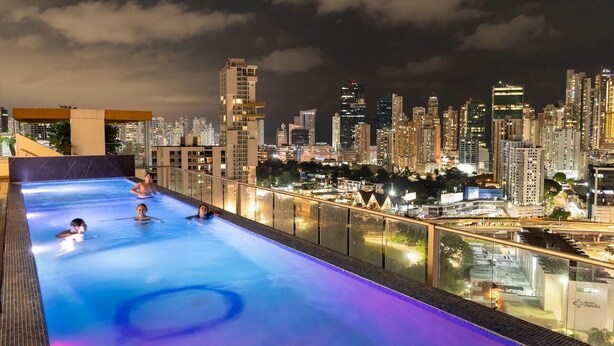 A rooftop infinity pool with a city skyline view. - Ph Quartier Boutique 16C apt with rooftop pool (Panamá)