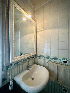 Íbúð | Baðherbergi | Hárblásari