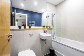 Shower, hair dryer, towels - Bullring Lux Suite- Netflix-Free Parking-Sleeps 6 (Birmingham)