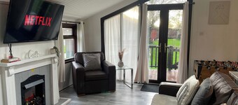 Lodge Sleeps 6 with Pool and WiFi