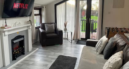 Lodge Sleeps 6 with Pool and WiFi