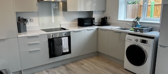 2 Bed Flat - Sleeps 8 - Pets - Garden - Parking