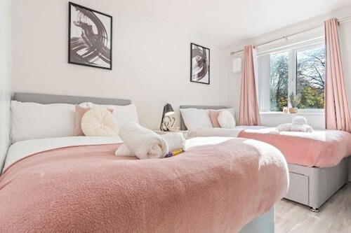 1 Bedroom Apartment Sleeps 4, Free parking, Tv