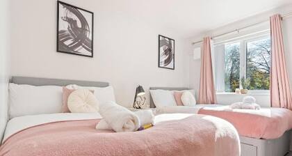 1 Bedroom Apartment Sleeps 4, Free parking, Tv